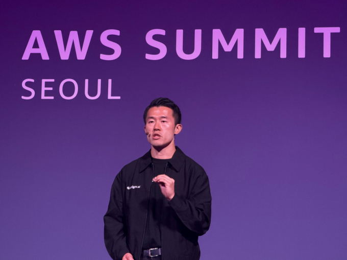이상희 센드버드 코리아 대표가 전날 아마존웹서비스(AWS)가 서울 코엑스에서 개최한 AWS 서밋 서울 2026에 참가해 AI 기반 고객 응대 전략을 소개하고 있는 모습. /사진제공=센드버드