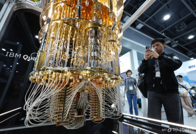 2025년 6월24일 서울 서초구 aT센터에서 열린 '퀀텀 코리아 2025'에서 관람객들이 IBM '퀀텀 시스템 원' 양자컴퓨터 모형에 대한 설명을 듣고 있다.  /사진=김진아