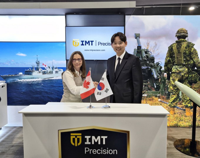 김영준 파블로항공 의장(오른쪽)과 셰릴 해킹 IMT CEO가 상호협력의향서를 체결하고 있다. /사진=파블로항공 제공