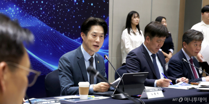 노용석 중소벤처기업부 1차관이 지난 4월23일 세종시 정부세종컨벤션센터에서 스케일업 팁스( 민간 운영사가 유망 기업에 선투자하면 정부가 후속 연구개발과 사업화 자금을 연계 지원하는 정책) 정책 간담회에 참석하여 운영사, 지역 기업 관계자들과 정책 방향을 논의하고 있다. /사진=뉴스1
