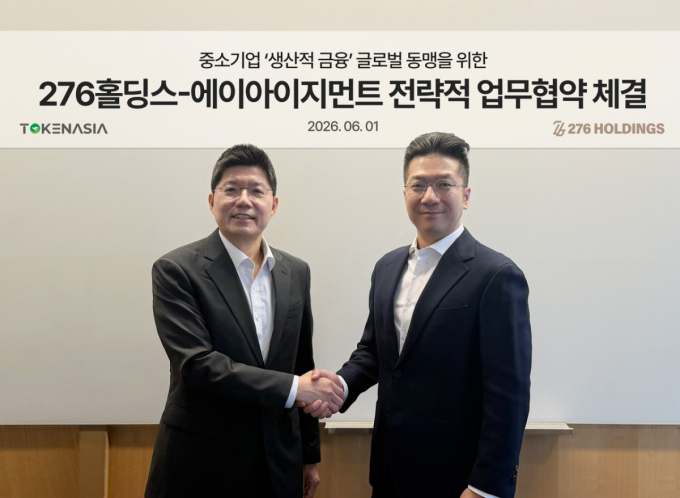신인근 276홀딩스 대표(오른쪽)와 장재훈 토큰아시아코리아 대표가 업무협약을 맺고 있다. /사진=276홀딩스