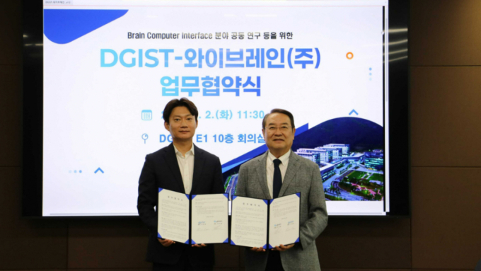 이기원 와이브레인 대표(왼쪽)와 이건우 대구경북과학기술원(DGIST) 총장이 업무협약을 맺고 있다. /사진=와이브레인 제공