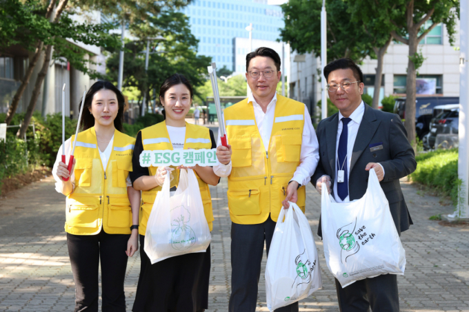 파라다이스, 친환경 경영 강화…임직원 등 50명 플로깅 참여