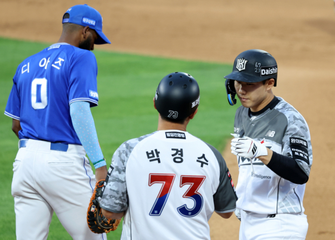 [포토]'절정의 타격감을 숨길수가 없네' 최원준