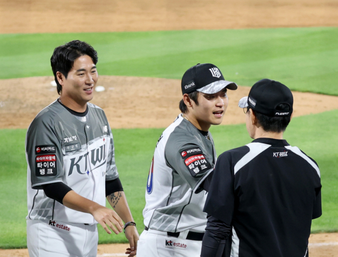 [포토]'박영현과 하이파이브' 이강철 감독