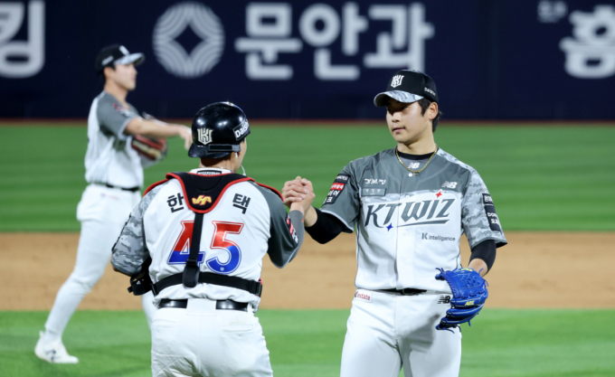 [한번에쓱]소나기도 우릴 못막지!  '3연전에서 우위 선점' 삼성 5-2로 따돌리며 1.5게임차로 벌린 KT