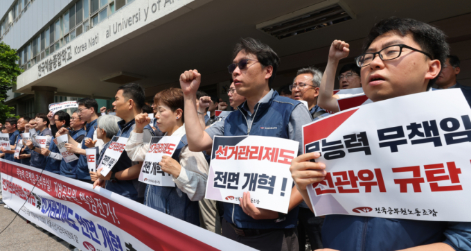 "선관위 대행 역할 더는 못해"…투표용지 부족 참사에 공무원들 폭발