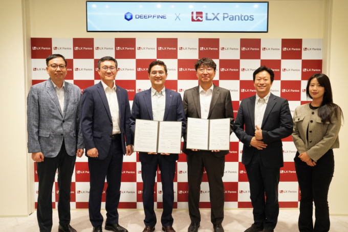 김현배 딥파인 대표(오른쪽 세번째)와 어재혁 LX판토스 CL사업부장 부사장(왼쪽 세번째)을 비롯한 양측 관계자들이 업무협약을 맺고 있다. /사진=딥파인 제공