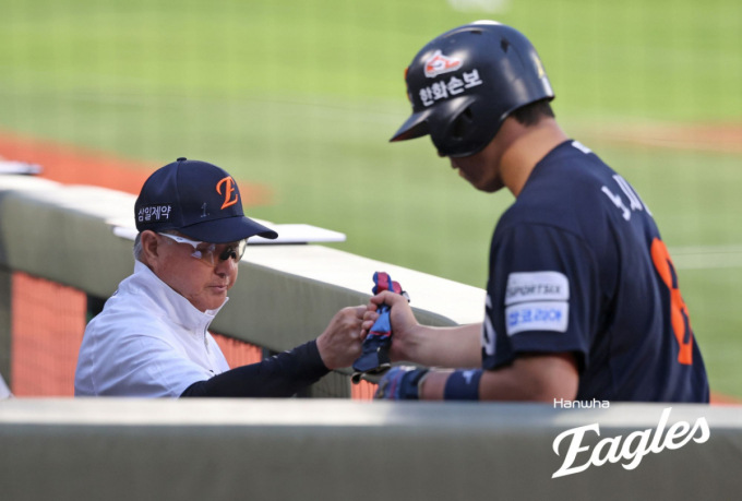 와 "김경문 감독 처음 보는 투수교체" 선수조차 몰랐다 "믿음 아닌 유연함"... 왜 한화 팬들이 이토록 열광하나
