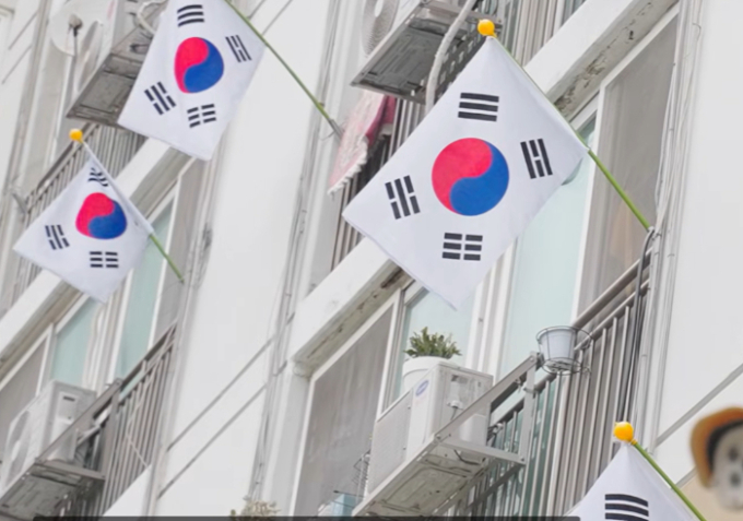 "평생 바라던 모습"…현충일 태극기로 물든 아파트에 6·25 참전용사 감격