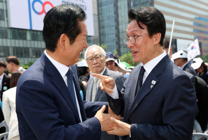정청래 면전서 "실패한 지도부"… 與, 벌써부터 당권경쟁 모드