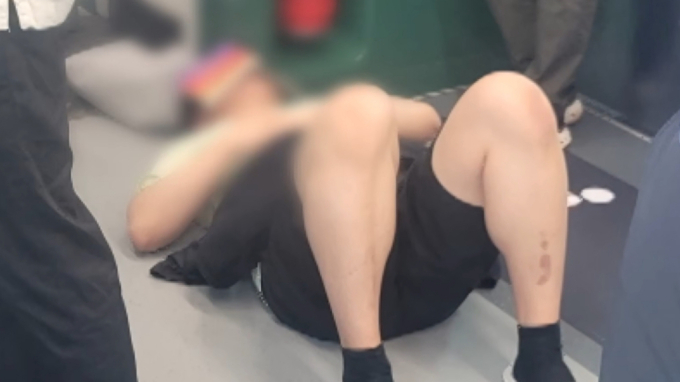 출근길 2호선 바닥서 '벌러덩' 숙면…"승객들이 피해다녀" 민폐 논란