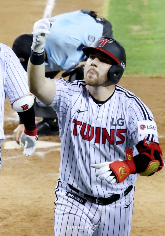 KBO 최초 외국인 주장 LG서 나올까... '잠실 오씨'는 만루포+멀티 홈런 친 날조차 동료 챙겼다