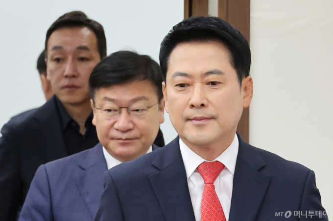 국힘 최고위서 '장동혁 거취' 정면 충돌..."총사퇴해야" vs "철없는 소리"