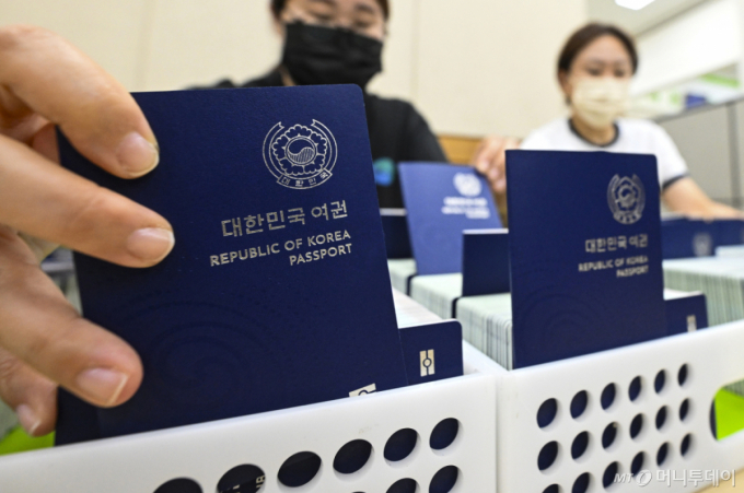 내일부터 미성년자도 온라인으로 여권 재발급…부모가 대신 신청