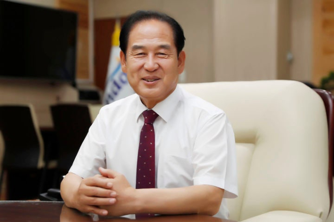 "처녀 수입하자" 망언 진도군수에…인권위 "성인지 교육받아라"