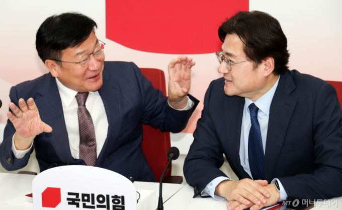 정점식 만난 홍익표..."靑, 여야 합의시 '선관위 특검' 수용"
