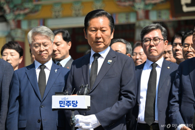 [현장+]한달 만에 광주 찾은 정청래..."많이 부족해서 죄송하다"