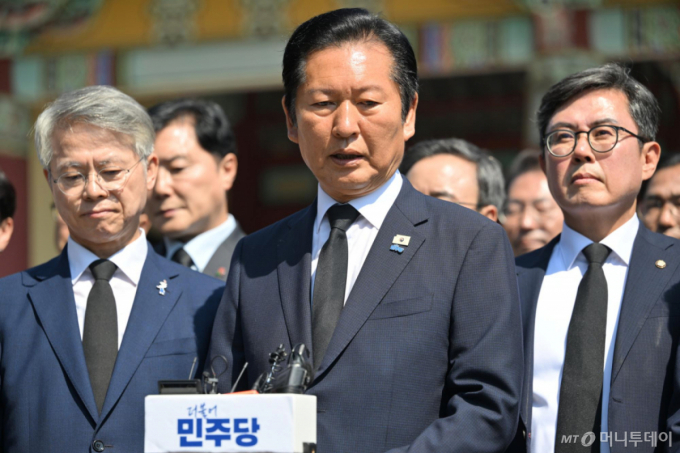 불붙는 '명청대전'…사퇴 요구에 1인1표·보완수사권 띄운 정청래