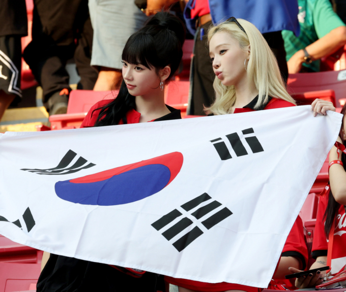[포토] 카리나-원터 '열 두번 째 선수로 왔어요'