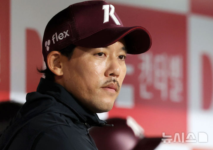 키움 이용규 코치, 음주운전 추돌 후…경찰차까지 들이받았다