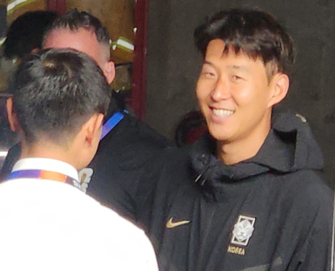 '이례적' 손흥민, 인터뷰 없이 빠르게 믹스드존 통과... "감사합니다" 인사만 남겼다 [과달라하라 현장]