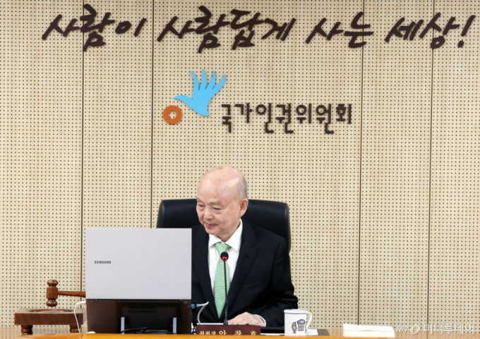 안창호 인권위원장, 퀴어축제·반대집회 모두 불참