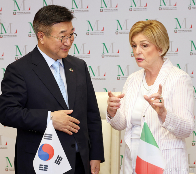 AI 민주정부 알린다…윤호중, OECD 디지털정부 행사서 기조 메시지