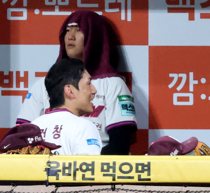 [한번에쓱]1호홈런 신고한 서건창 '안우진 등 선수들은 무관심'