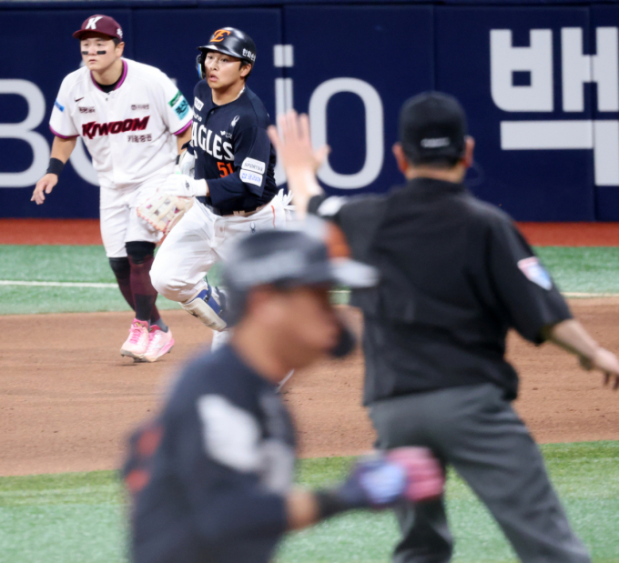 [포토]'7회초 1점추가 적시타' 문현빈