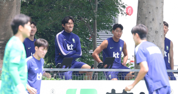 [포토] 손흥민 '회복 훈련 하며 매의 눈'