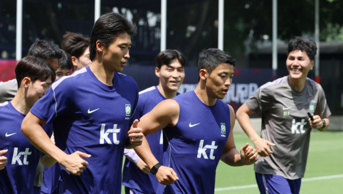 [포토] 황희찬 '코치님만 신나셨어'