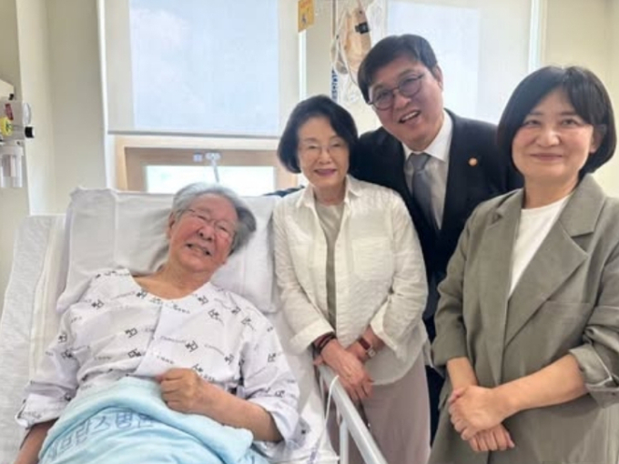 입원 중인 최불암 찾은 최휘영 장관…"퇴원하면 막걸리 한잔"