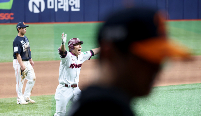 [한번에쓱] '한화 보살팬도 고개 돌리게 만든' 서건창의 키움 5번째 끝내기안타