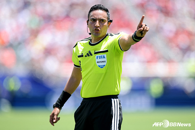 모두 옵사라는데 PK 선언 '진짜 문제는 그다음'... 카타르 울릴 뻔한 VAR 논란, "FIFA 독재" 英레전드 격분