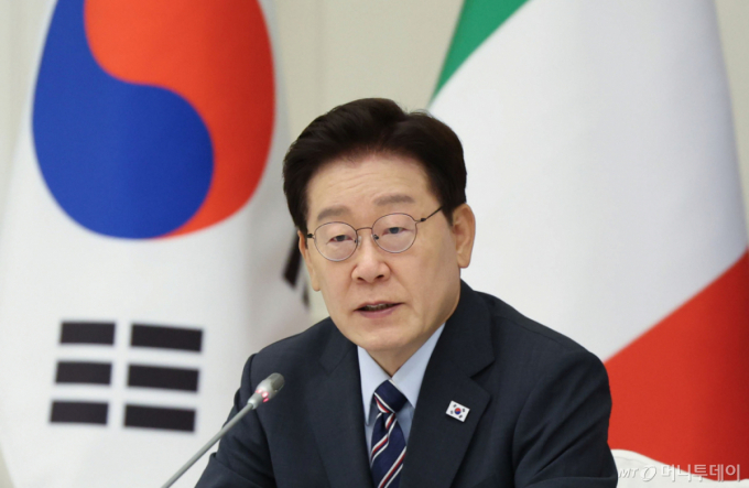 '유럽 순방' 李대통령, 사상 첫 '화상 수보회의' 개최…"조그만 차질도 안된다"