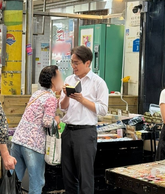 "골목골목 배운다" 수첩 들고 다시 구포시장으로…하정우 깜짝 근황
