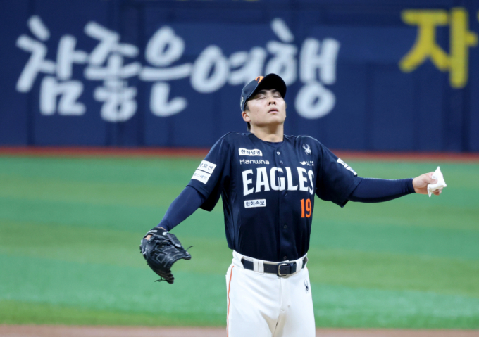 [포토]'일요일엔 승리뿐' 한화 왕옌청