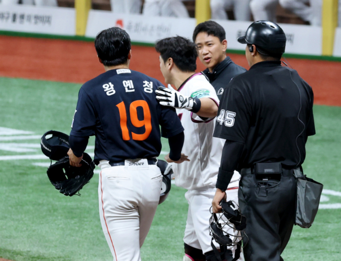[포토]'최주환 사구'  달려온 왕옌청