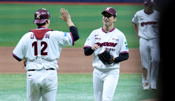 [한번에쓱]'무사 1,3루 위기를 맞은 9회초  3-2 리드 상황' 유토는 어떻게 무실점으로 키움의 3연승을 지켜냈나