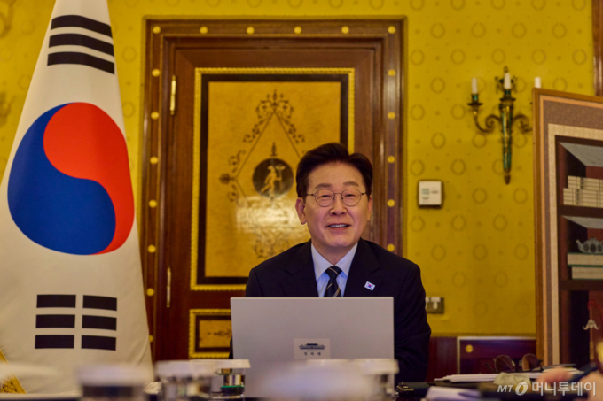순방 중 사상 첫 화상회의…李 대통령 "청년 고통 심각, 전담기구 속도를"