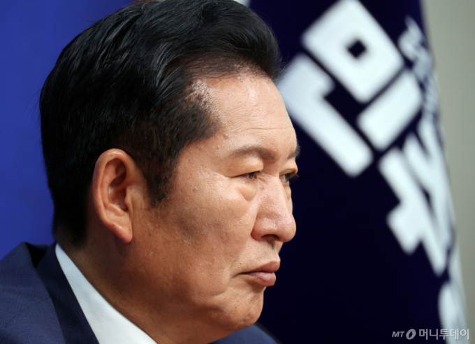 대통령 띄운 정청래...'출국 패싱' 李 '귀국 마중' 어떻게