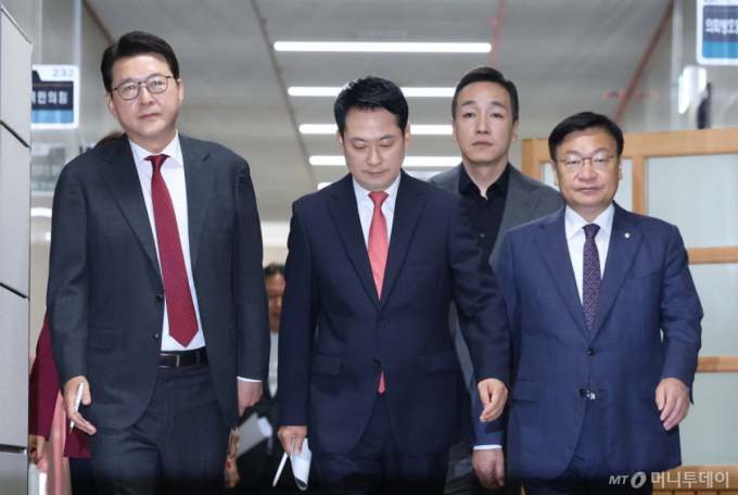 국민의힘 지도부, '총사퇴' 두고 또다시 격론…"좀비"vs"외계어"