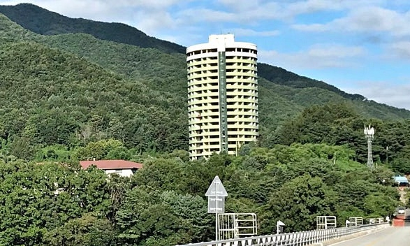 폐리조트에 공포체험 간 대학생들 '경악'…옥상서 시신 발견