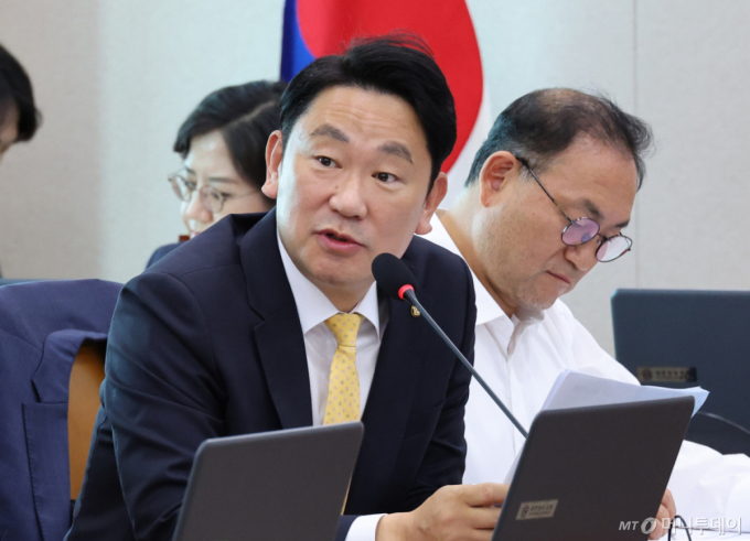 "개인홍보에 盧재단 동원" 곽상언 비판에…유시민 "재단 떠난다"