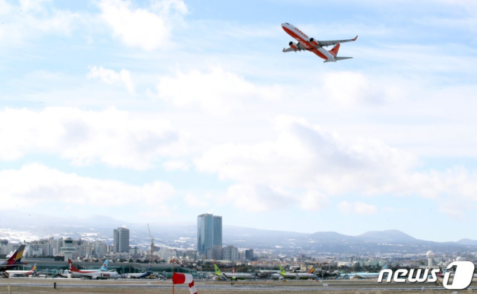제주공항 인근서 드론 날렸다가…항공기 10분간 이착륙 통제