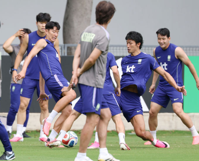 [포토] 손흥민, 조규성과 격돌