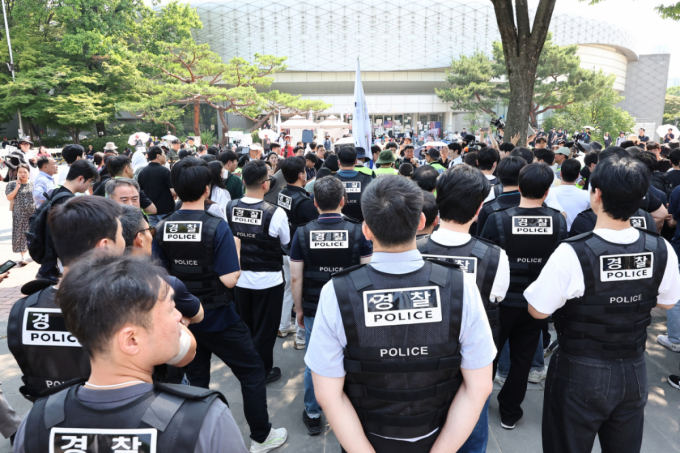 '체육단체 경기장 진입' 2시간 대치 끝 무산…경찰, 불법행위 수사