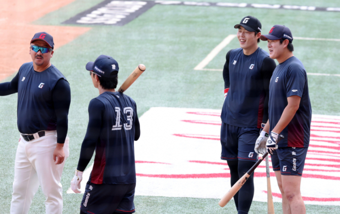 [포토]'미소만개' 나승엽과 고승민
