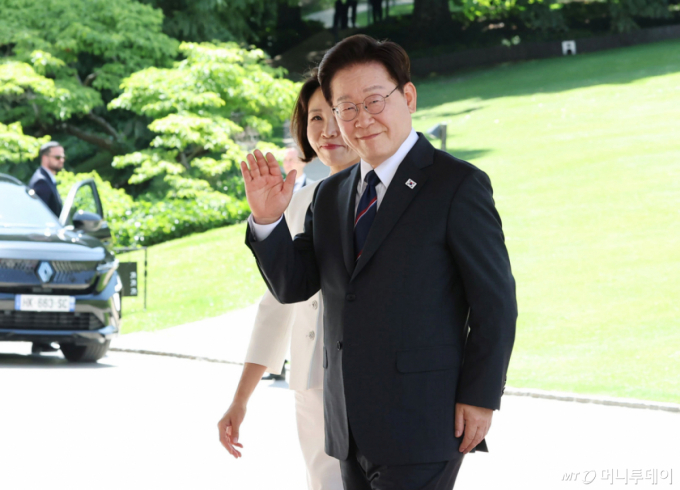 李 대통령, 김혜경 여사와 나란히 프랑스 에비앙 G7 행사장 도착